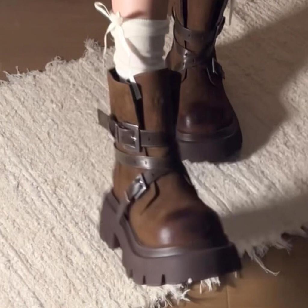 Женские модные ботинки мартин с деталями в виде пряжек и толстой подошвой для увеличения роста