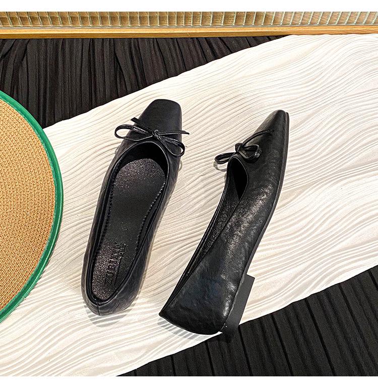 Серебристые балетки с бантом: Женская обувь в стиле Мэри Джейн 2025