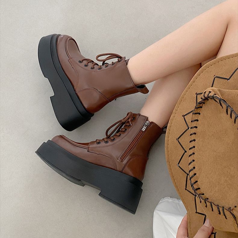 Британские коричневые усиливающие ботинки Martin на платформе в британском стиле женские летние 2025 новые ретро супер огонь с юбкой короткие ботинки