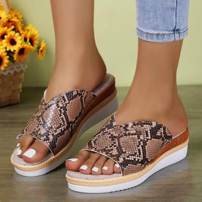 2024 Универсальные летние туфли с круглым носком на толстой подошве, повседневные модные сексуальные удобные женские сандалии с принтом под змею