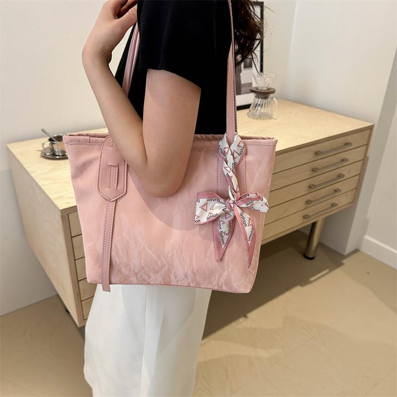 Fashionable City Style Tote Bag With Soft Structure And Interior Card Pockets For Daily Wear