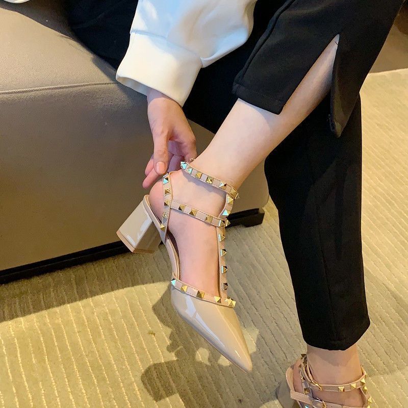 2024 Весна и осень Босоножки Баотоу женские на толстом каблуке Fairy Wind остроконечные заклепки на высоком каблуке французские полые туфли на среднем каблуке