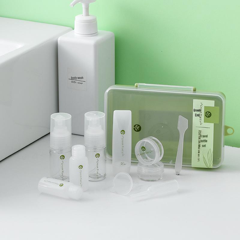 Набор косметических средств Green Travel из 10 предметов: Флаконы с распылителями, контейнеры для лосьонов, флаконы для очищающих средств для лица и гелей для душа.
