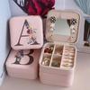 Шкатулка для хранения ювелирных изделий из искусственной кожи, зеркальная коробка, 26 шкатулка для драгоценностей с печатными буквами, портативная шкатулка для хранения ювелирных изделий, коробка для сережек и колец