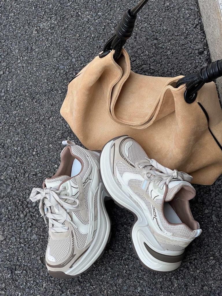 Кожаные кроссовки в корейском стиле для женщин, новинка осени 2025 года, на толстой подошве, с увеличением высоты, легкие и не утомляющие, универсальная повседневная спортивная обувь