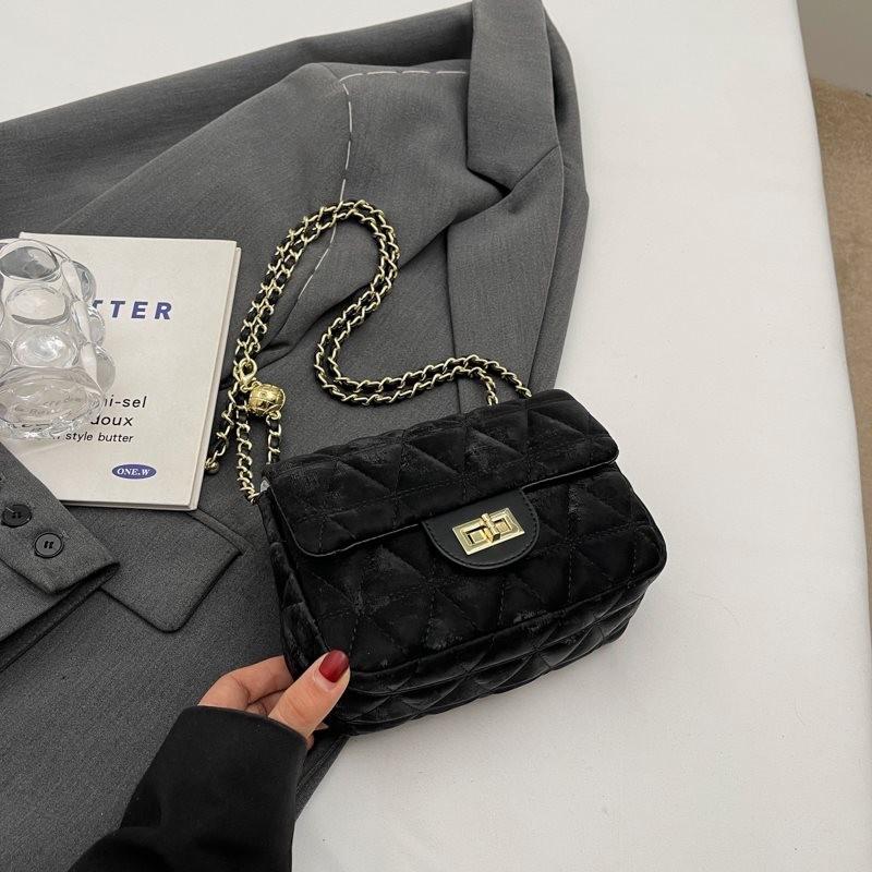 Chic Quilted Chain Crossbody Bag For Women In Stylish Colors Perfect For Spring And Summer