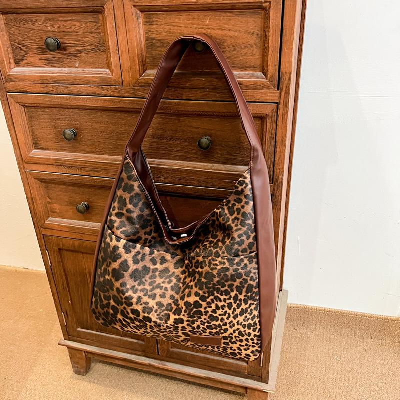 Leopard Print Shoulder Bag Large Capacity Fashion Trend Underarm Bag Versatile Casual Hand Bag Women's Bag