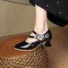 Модные ретро туфли Мэри Джейн 2024 Новые туфли с мелким вырезом, квадратной пряжкой, из черной лакированной кожи, на толстом каблуке, женские