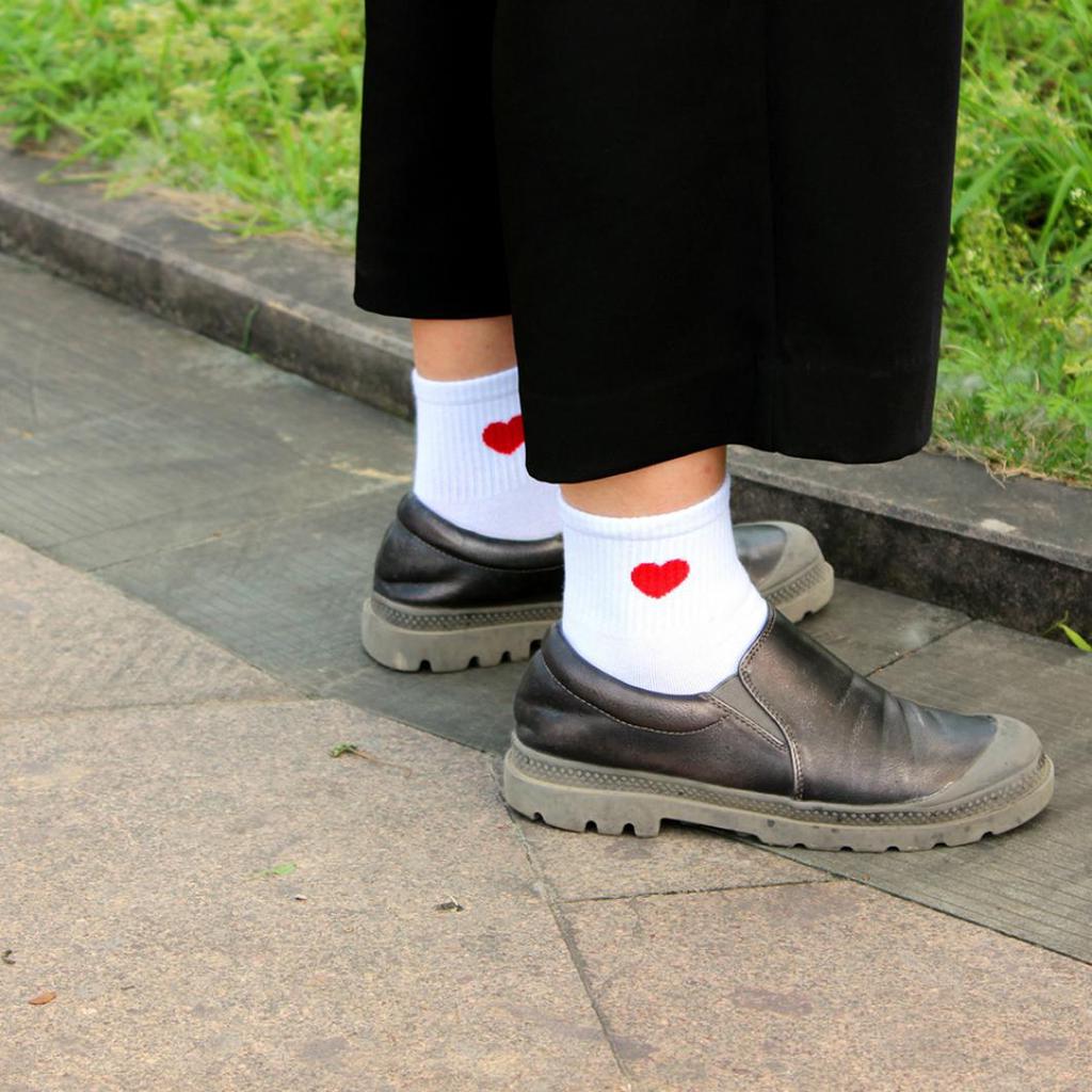 Женские короткие носки с сердечками по бокам