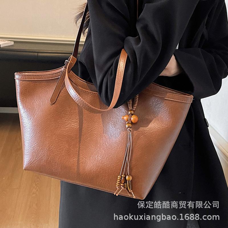 Ретро сумка женская большой вместимости 2025 новая осень и зима универсальная простая наплечная сумка текстурная сумка-тоут для поездок