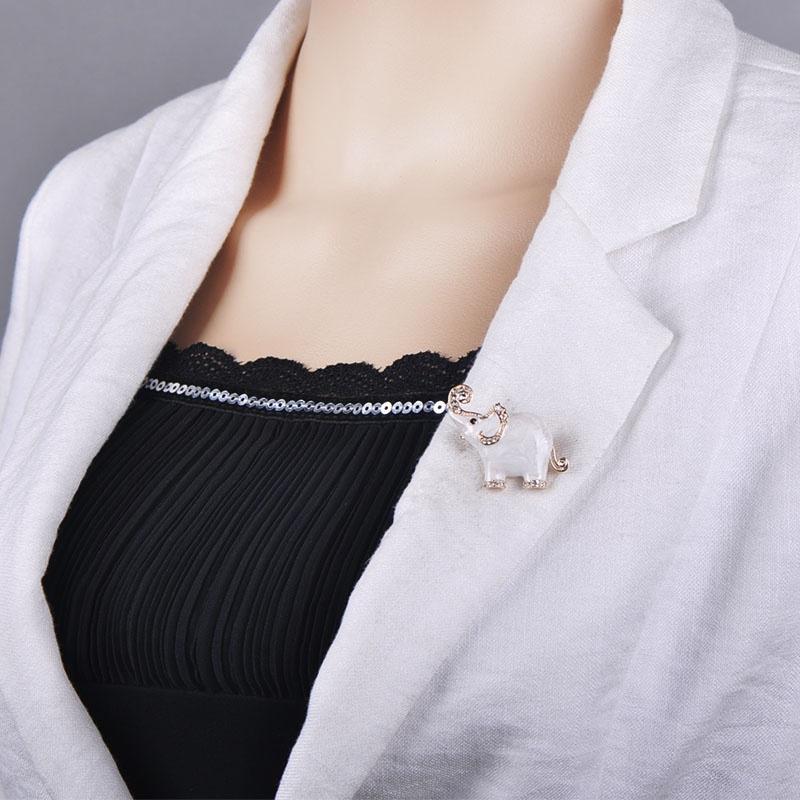 BLUCOM Элегантная цинковая брошка с эмалью в виде слона с горным хрусталем