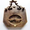 Антикварный компас с солнечными циферблатами
