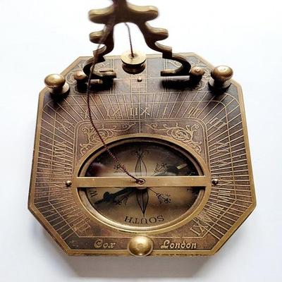 Антикварный компас с солнечными циферблатами