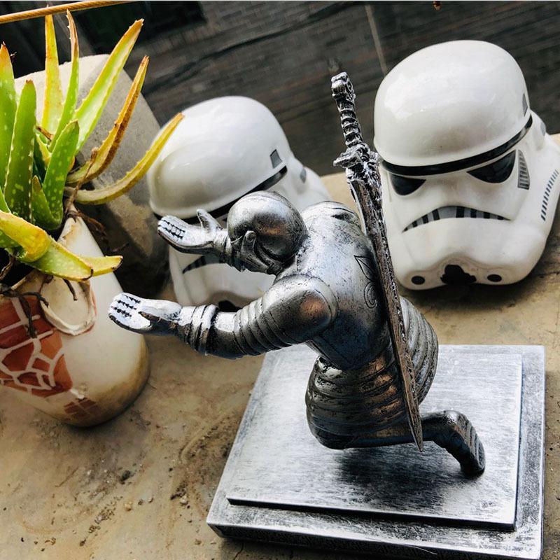 Лидер продаж, держатель для ручек в стиле рыцаря с мечом 15*10*15 см, канцелярские принадлежности для доспехов рыцаря, средневековый тематический декор из смолы для офиса