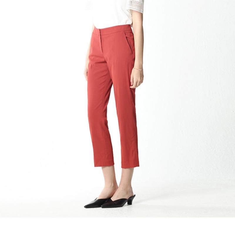 She S miSS underStated Slim Fit pantS That Make Your legS Look Longer