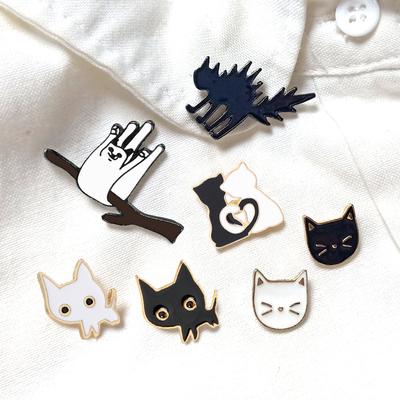 Броши с мультяшными животными, черно-белая пара, кошка, рыбья кость, эмалированные булавки, воротник для одежды, булавка для лацкана, сумка, металлические значки, ювелирные изделия для влюбленных