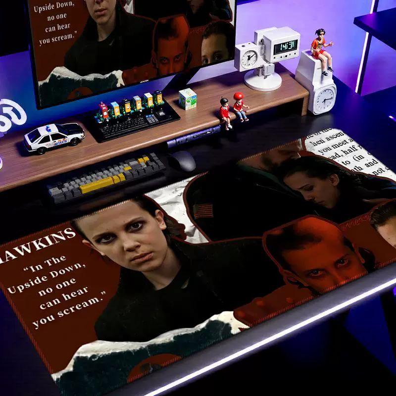 Кожаный коврик для мыши Stranger Things Маленький Большой Кадр из Фильма Настольный коврик для общежития Киберспорт Противоскользящий коврик для мыши и клавиатуры Персонализированный Креативный настольный коврик