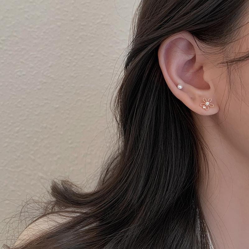 Посеребренные серьги S925, маленькие свежие серьги для женщин, корейские ежедневные серьги с полыми цветками из плюмерии, сладкие маленькие бриллиантовые серьги