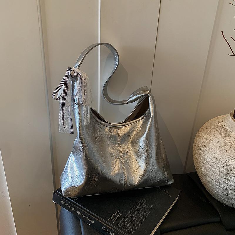 Повседневная простая вместительная сумка через плечо женская 2025 весна новый тренд модный нишевый дизайн сумка-тоут для поездок