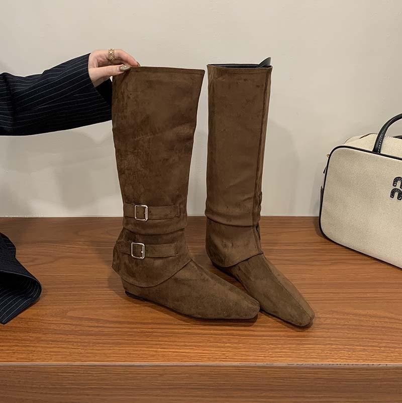 Осень-зима 2025 новая модель остроносые, но с ремешком на колене и пряжкой, на клиновидном каблуке средней высоты, сапоги на высоком каблуке, коричневый бархат