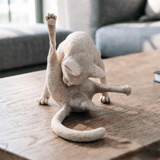 Фигурка кошки, лижущей попу, Забавная статуэтка кошки из смолы, Коллекционный причудливый орнамент с котенком для полки, стола, Подарок для любителей кошек