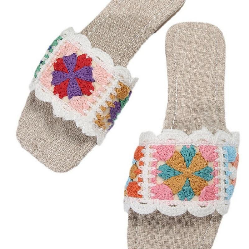 Тапочки из трикотажной пряжи с цветочным узором, квадратным носком и открытыми пальцами