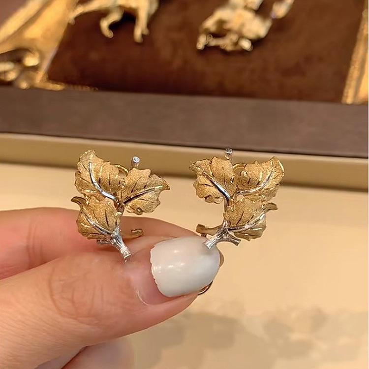 Двухцветные золотые итальянские филигранные серьги в виде виноградного листа