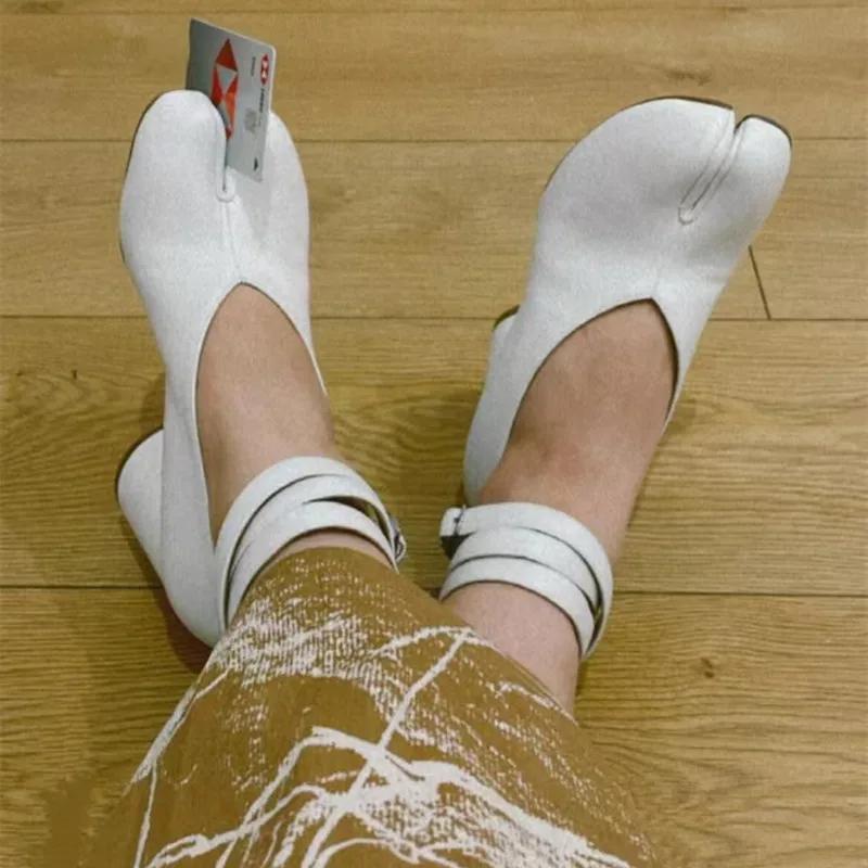 Винтажная весенняя мода Слип-тоби Женские туфли Толстый круглый каблук Ремешок на щиколотке Высокие каблуки Лакированная кожа Вечерняя обувь