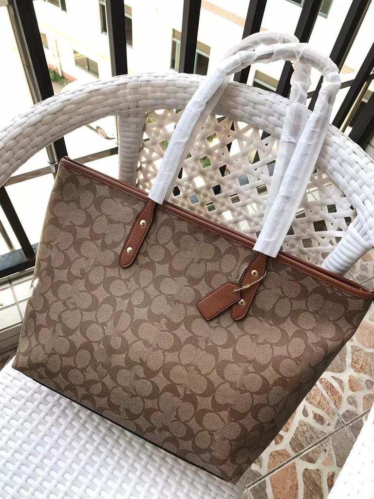 Классическая минималистичная сумка-тоут на плечо в форме пельменя с металлической молнией