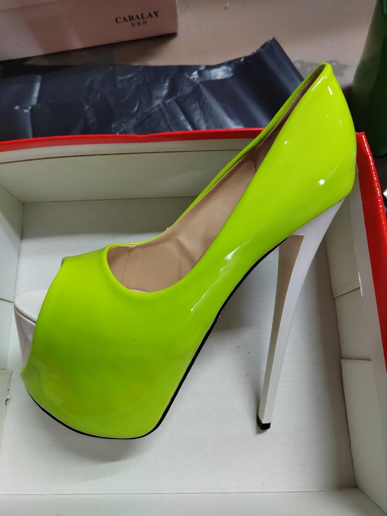 2026 новый цвет сочетание внешняя высота тонкий каблук 19 см конфетный цвет лакированная кожа рыбий рот большой размер женская обувь ненависть небо высокие каблуки