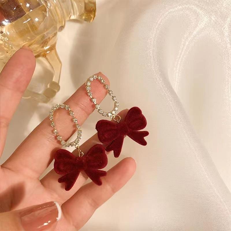 Winter warmth~ temperament versatile cute hairball stud earrings women's lamb wool pom-pom matte earrings autumn and winter ear jewelry