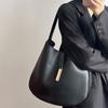 Black Texture Niche Design Underarm Bag Female  New Vintage Soft Leather Simple Bucket Bag Fashion All-Match Crossbody Pack