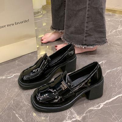 Французские туфли с юбкой из лакированной кожи женские осенние 2025 новые водонепроницаемые туфли на толстом каблуке маленькие кожаные туфли модные высокие каблуки