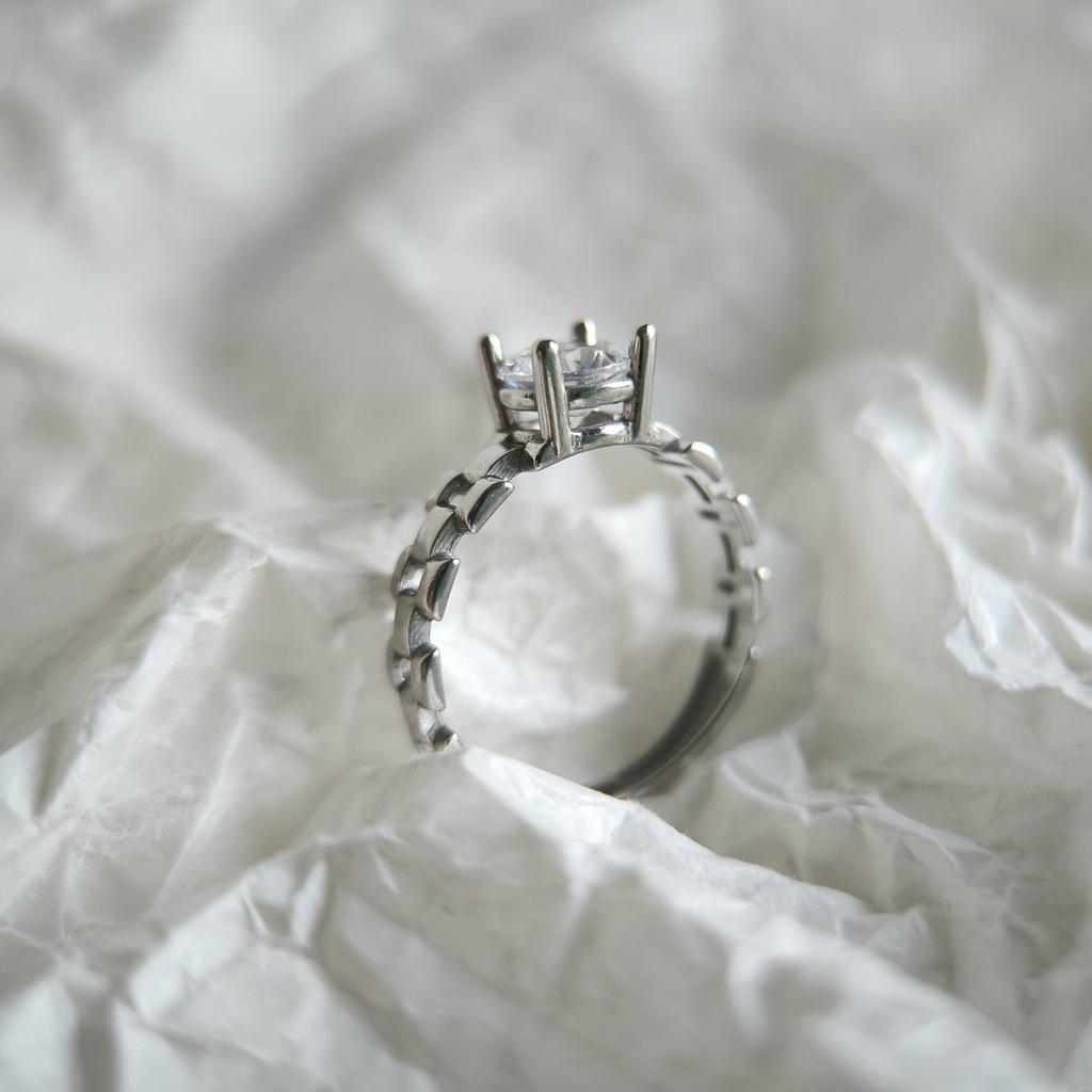 Серебряное кольцо с фианитами, вес изделия 1,99 гр (2209607)