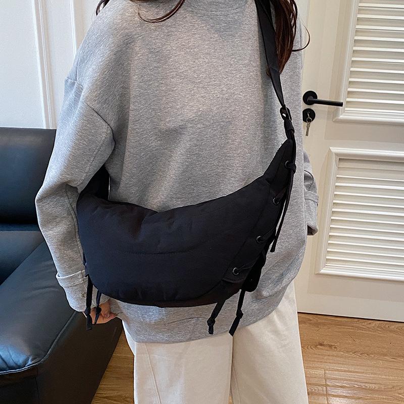 Модный тренд сумка-пельмень повседневная текстура осень и зима новая сумка большой вместимости 2025 женская на плечо сумка-мессенджер