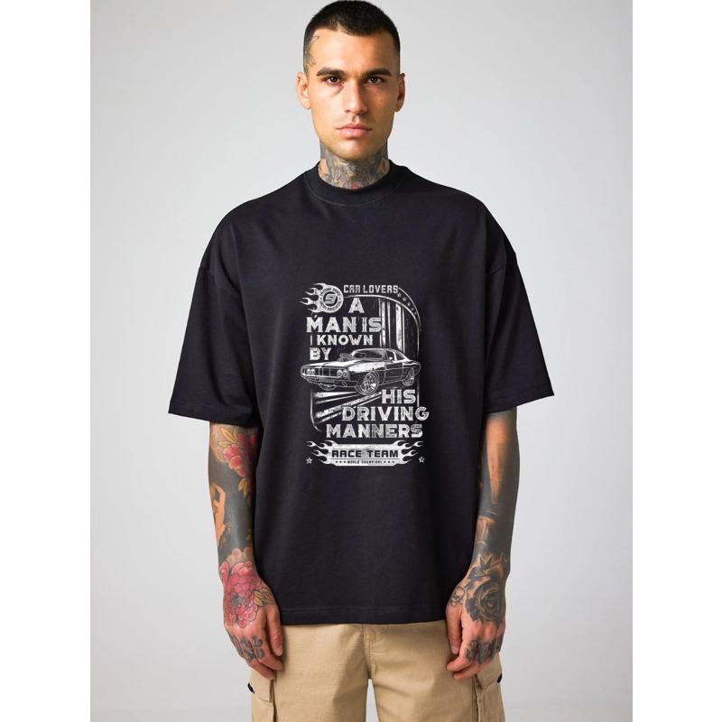 Мужская повседневная футболка черного цвета с графическим принтом «Любитель автомобилей». Человека узнают по манере вождения. Дизайн гоночной команды для повседневной носки и автолюбителей.