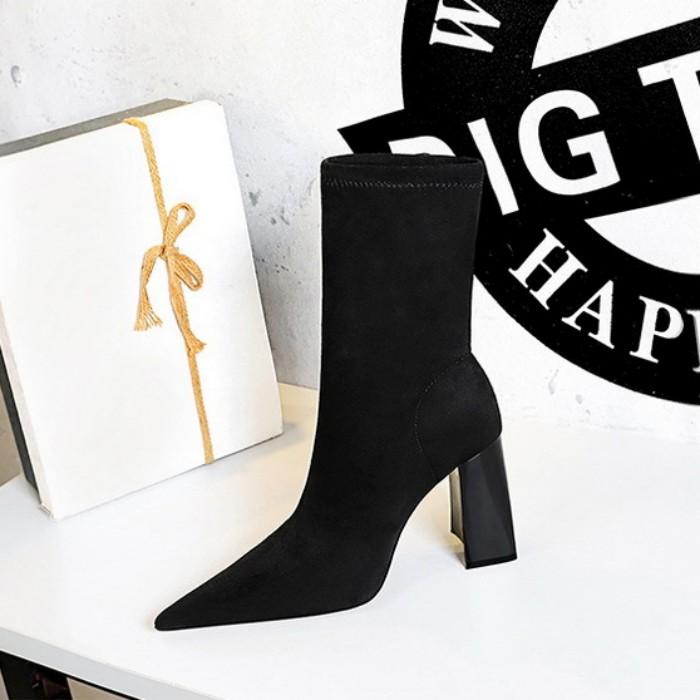 Сексуальные замшевые короткие сапоги на очень высоком толстом каблуке в европейском и американском стиле с острым носком, женские сапоги