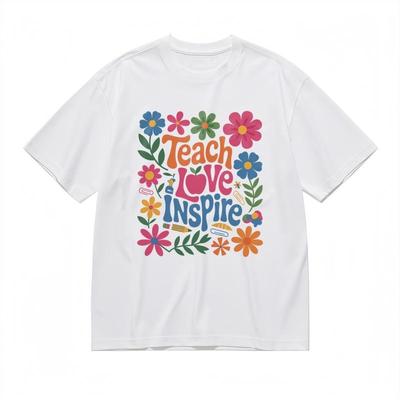 Женская удобная классическая футболка с вдохновляющим графическим принтом и цветочными элементами