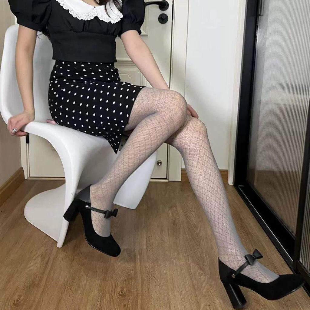 Чулки в сеточку для горячей девушки Mu Ruan: Колготки сетчатые жаккардовые фиолетовые и винно-красные