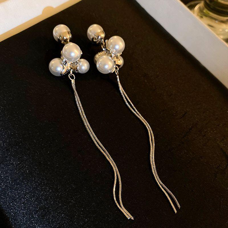 Ощущение нишевого дизайна, длинные серьги с кисточками во французском стиле ретро.