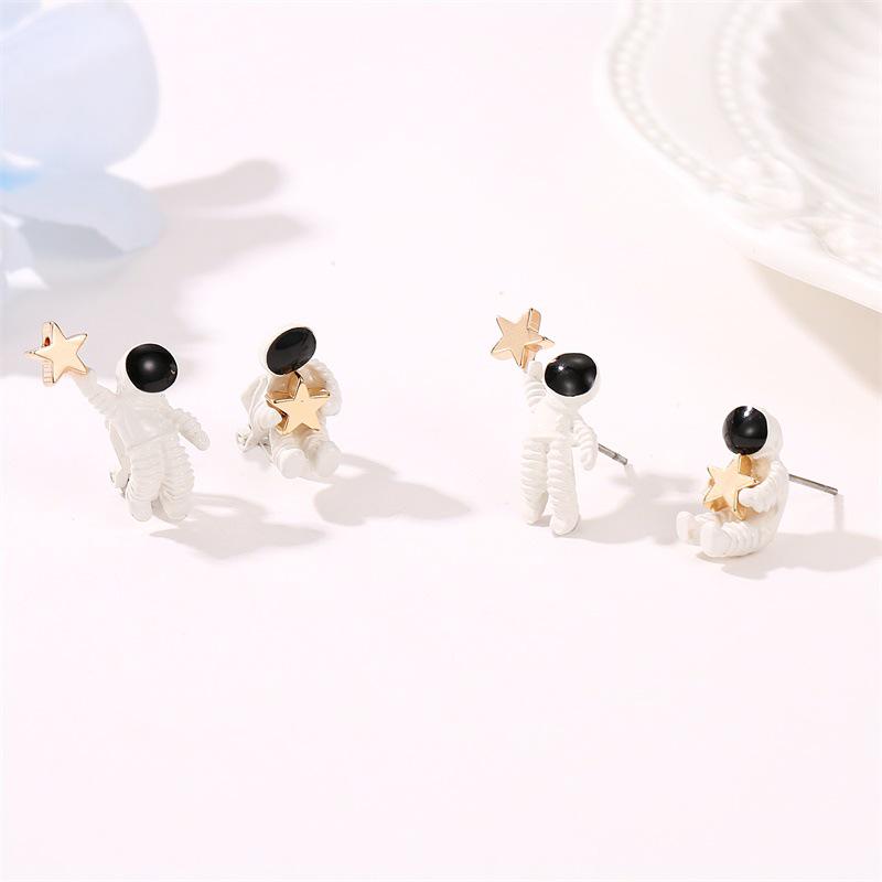 Korean Cute Astronaut Star-Picking Asymmetrical Earrings - Five-Pointed Star Design for Women