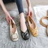 Туфли на плоской подошве, новая весенне-летняя женская обувь, одна нога на туфлях бабушки, и женские туфли-бини на мягкой подошве