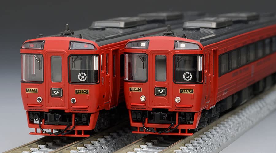 TOMIX N Gauge JR Kiha 185 Series Around the Kyushu Set 98454 Модель железнодорожной дизельной машины красного цвета