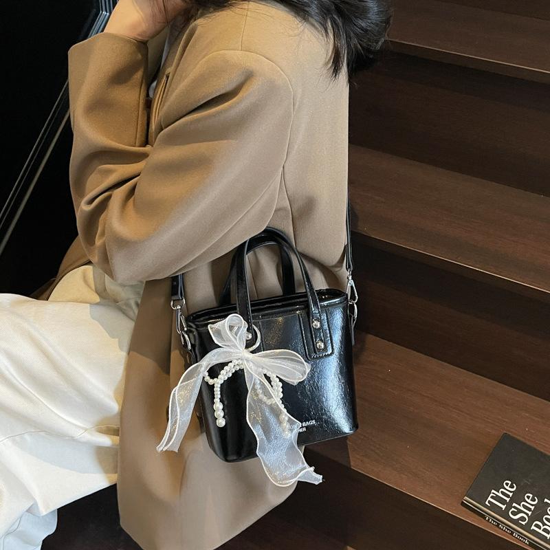 2025 New Niche Fashion Hand Bucket Bag Women's Korean Version Simple and Versatile Shoulder Bag Trendy Casual Messenger Bag