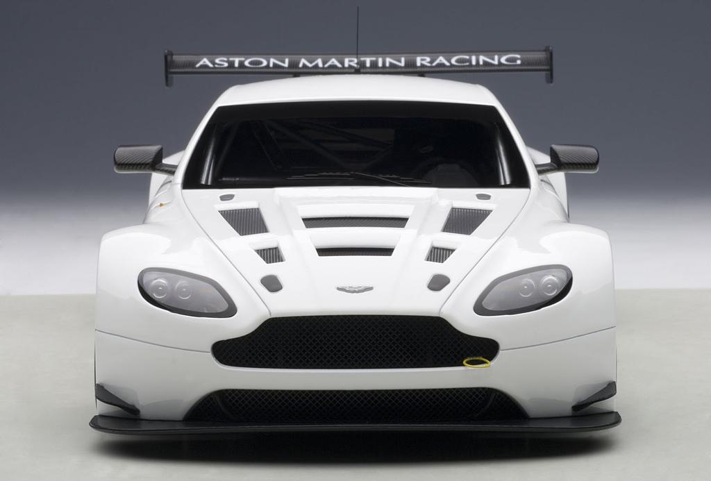 AUTOart Aston Martin V12 Vantage GT3 2013 Готовая модель 1/18 (белый)