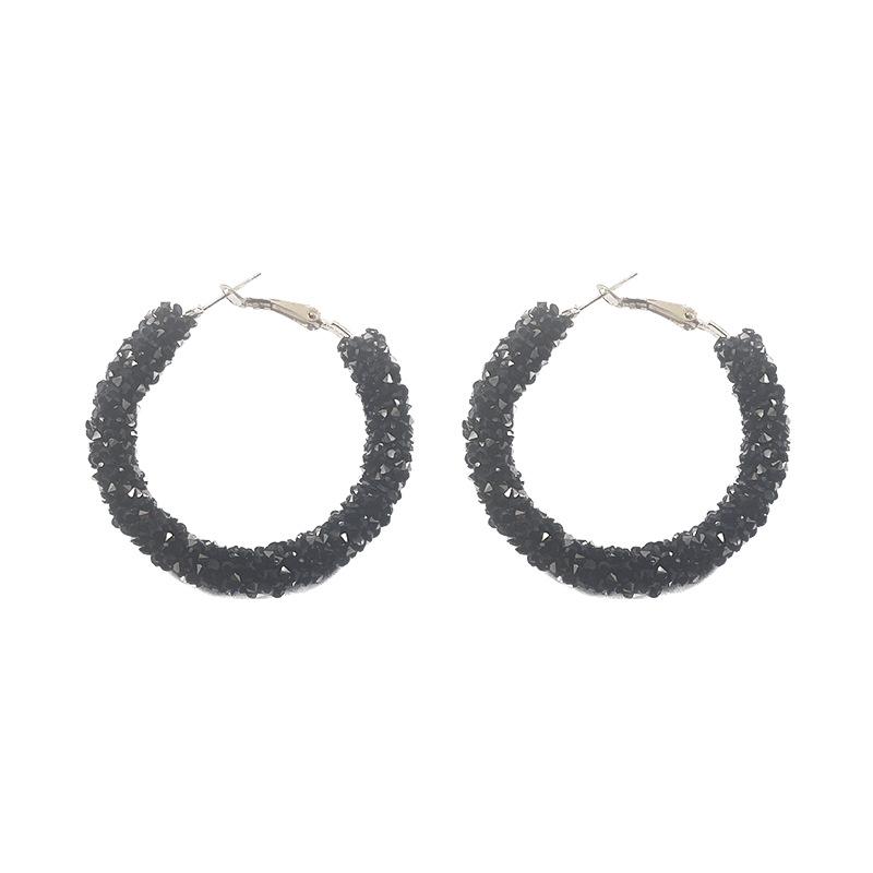 Крупные круглые серьги с бриллиантами в преувеличенном стиле – новый стиль и мода, элитные серьги, трендовые среди интернет-знаменитостей.