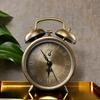 Vintage Metal Table Clocks Minimalist Retro Alarm Clocks Mechanical Desk Clock Winder Room Elegant Ornaments Table Decoration and Accessories