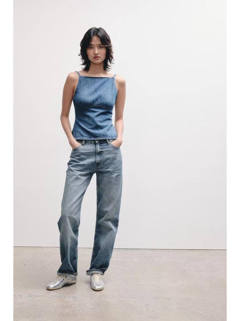 Женский джинсовый кроп-топ с открытыми плечами на весну/лето 2025 - стиль горячей девушки