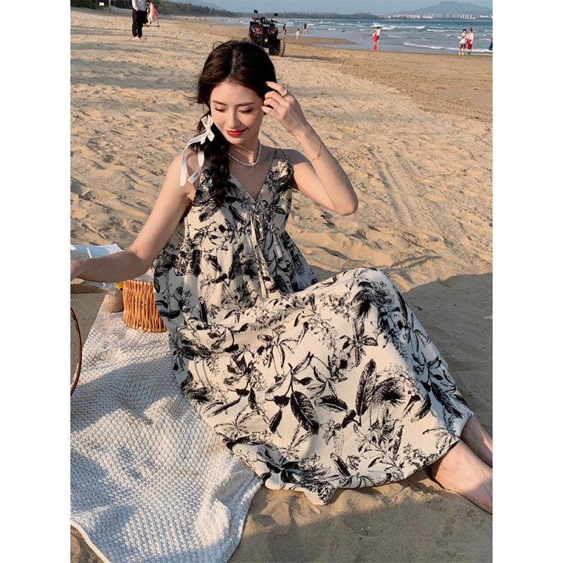 Женское китайское платье с цветочным узором в стиле каллиграфии, V-образный вырез, тонкие бретельки - Летняя коллекция 2025, Французский повседневный стиль, Праздничный стиль