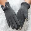 Женские утепленные вязаные перчатки с декоративными бантами и совместимостью с сенсорным экраном